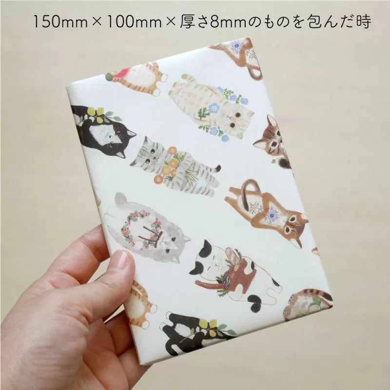 Featuring charming watercolor of different cats from Japanese illustrator 4legs.
This A4 sized paper set includes 20 sheets of paper with the same design featuring over 12 different cat drawings. Perfect to use as wrapping paper, making small bags, or using it as a book cover.
Contents: 20 sheets
Size: A4 size (210×297mm)
Paper type/thickness: About the thickness of copy paper