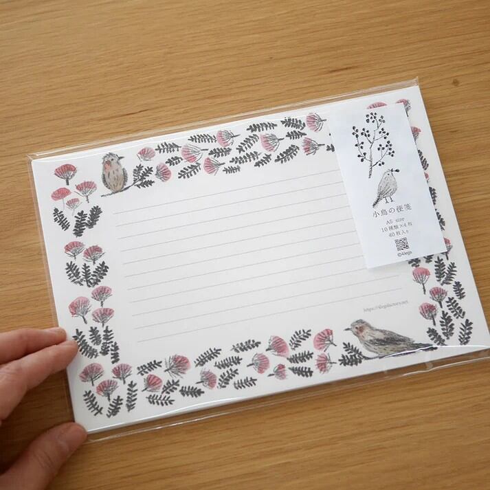 Featuring charming watercolor of various birds from Japanese illustrator 4legs
It is a convenient size that is not too big or too small. You can use it as a communication tool for small thank you and announcements. It is a great gift for people who like paper. The gorgeous and gentle designs will make you feel warm and fuzzy.
Contents: 40 sheets (10 types x 4 sheets each)
Size: A5 size (148mm×210mm)