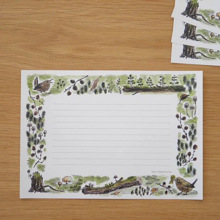 Featuring charming watercolor of various birds from Japanese illustrator 4legs
It is a convenient size that is not too big or too small. You can use it as a communication tool for small thank you and announcements. It is a great gift for people who like paper. The gorgeous and gentle designs will make you feel warm and fuzzy.
Contents: 40 sheets (10 types x 4 sheets each)
Size: A5 size (148mm×210mm)