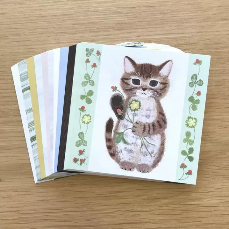 Featuring charming watercolor of cats with flowers and plants from Japanese illustrator 4legs
It is a convenient size that is not too big or too small. Please use it as a communication tool for small thank you and announcements. There are no lines on the front side, so you can use it freely as a shop card or business card with stamps and stickers as well as memos and letters. It is a great gift for people who like paper. The gorgeous and gentle designs will