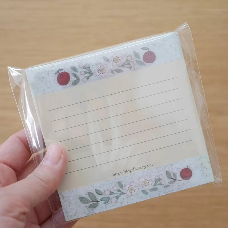 Featuring charming watercolor of cats with flowers and plants from Japanese illustrator 4legs
It is a convenient size that is not too big or too small. Please use it as a communication tool for small thank you and announcements. There are no lines on the front side, so you can use it freely as a shop card or business card with stamps and stickers as well as memos and letters. It is a great gift for people who like paper. The gorgeous and gentle designs will