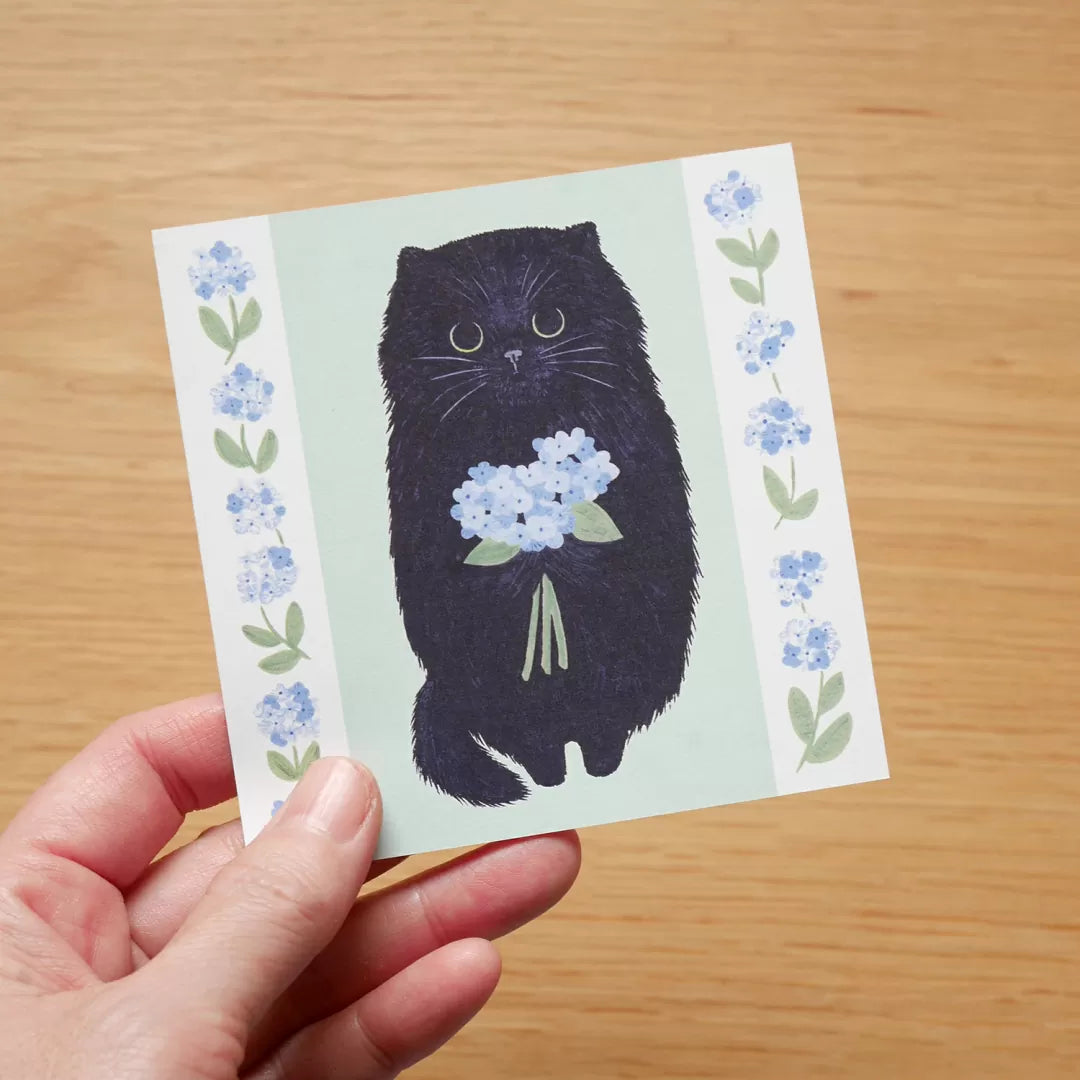 Featuring charming watercolor of a cat from Japanese illustrator 4legs
It is a convenient size that is not too big or too small. Please use it as a communication tool for small thank you and announcements. There are no lines on the front side, so you can use it freely as a shop card or business card with stamps and stickers as well as memos and letters. It is a great gift for people who like paper. The gorgeous and gentle designs will make you feel warm and