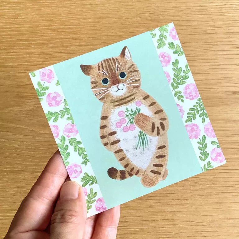 4legs Cat Memo - New #1 Kita
Featuring charming watercolor of a cat from Japanese illustrator 4legs
It is a convenient size that is not too big or too small. Please use it as a communication tool for small thank you and announcements. There are no lines on the front side, so you can use it freely as a shop card or business card with stamps and stickers as well as memos and letters. It is a great gift for people who like paper. The gorgeous and gentle designs&nb