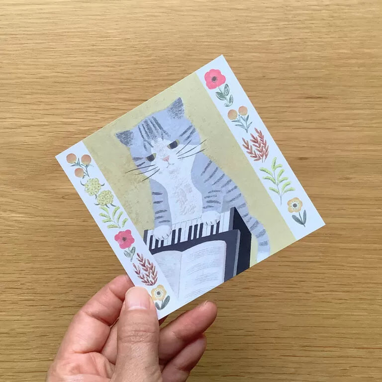 Featuring charming watercolor of a cat from Japanese illustrator 4legs
It is a convenient size that is not too big or too small. Please use it as a communication tool for small thank you and announcements. There are no lines on the front side, so you can use it freely as a shop card or business card with stamps and stickers as well as memos and letters. It is a great gift for people who like paper. The gorgeous and gentle designs will make you feel warm and