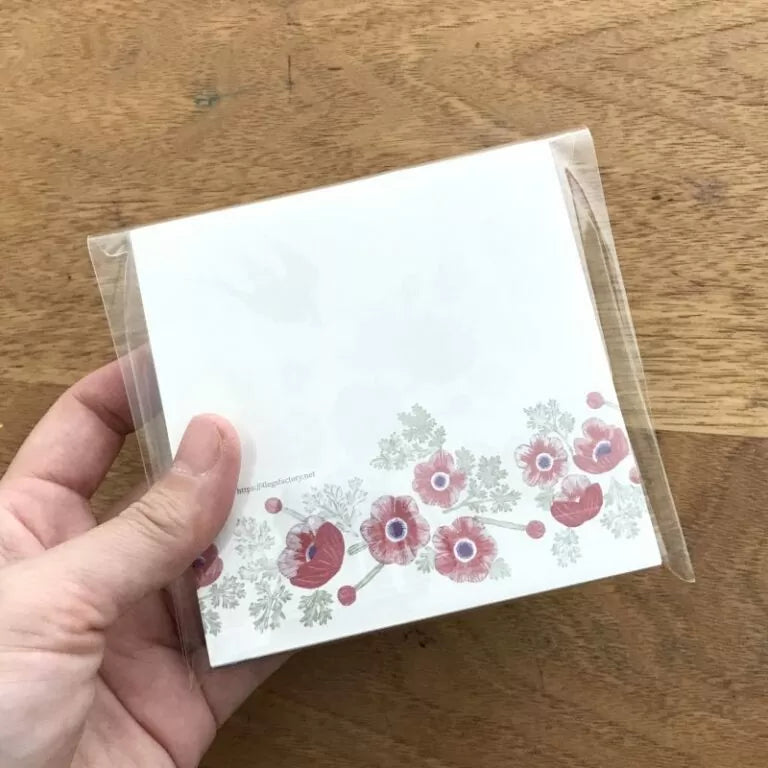 Featuring charming watercolor of wild birds and plants commonly found in Japan from Japanese illustrator 4legs
It is a convenient size that is not too big or too small. Please use it as a communication tool for small thank you and announcements. There are no lines on the front side, so you can use it freely as a shop card or business card with stamps and stickers as well as memos and letters. It is a great gift for people who like paper. The gorgeous and gentle