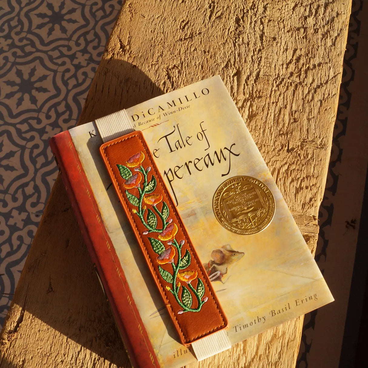 Molina Vine - Embroidered Elastic Bookmark