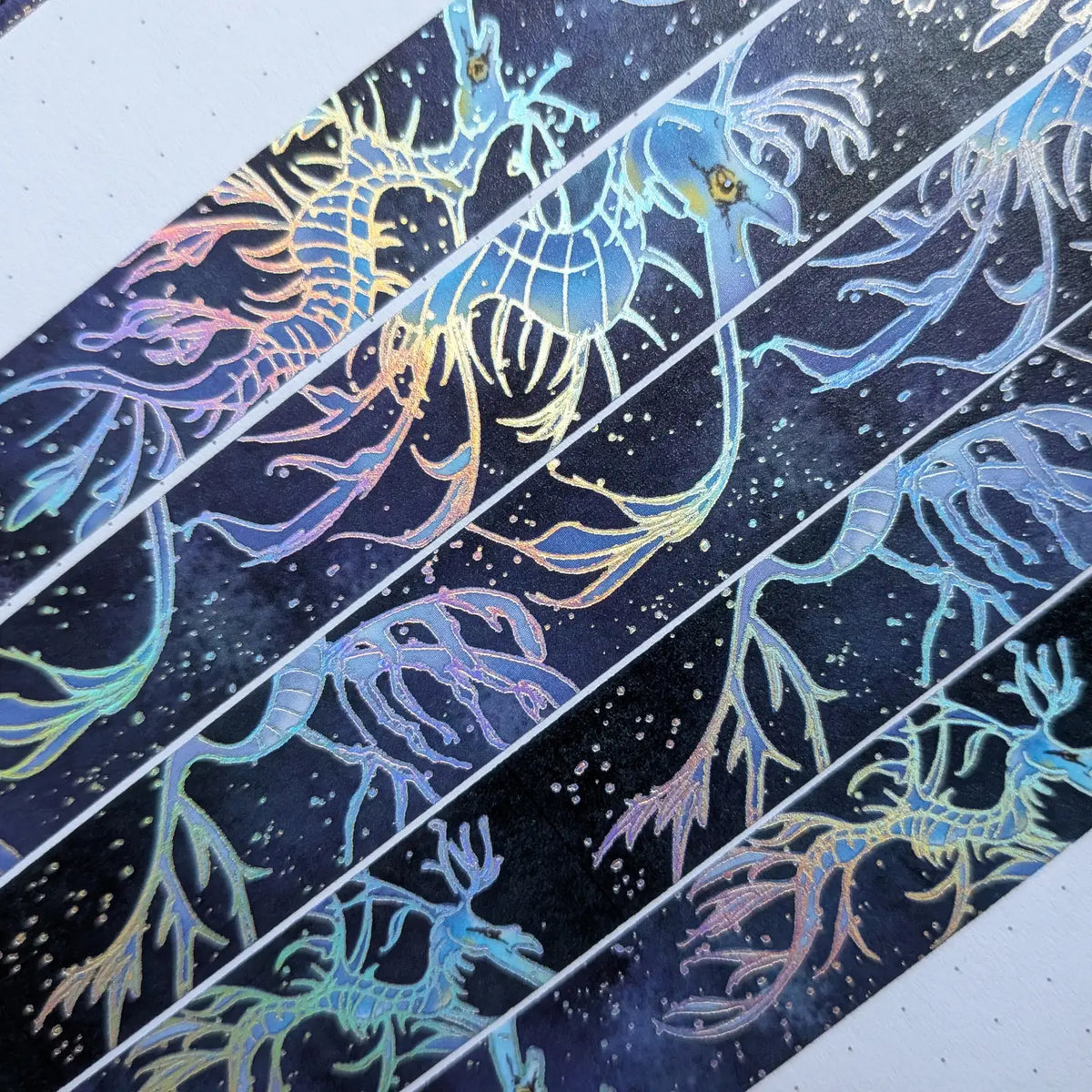 AdrianSlothArt - Leafy Sea Dragon Holographic Foil Washi Tape
Washi tape with holographic foil highlighting the outlines of the leafy sea dragon. Inspired by leafy sea dragons which are similar to seahorses but they have a more ethereal appearance.
Details:
15 mm x 10 m
holographic foil washi tape