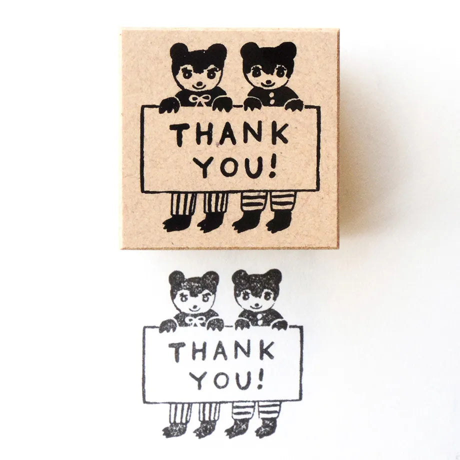 Stamp by illustrator Aiko Fukawa.
THANK YOU! A pair of cute bears holding cards and wearing a linked outfit are depicted.
Perfect for writing a thank-you message or as a card to accompany a gift.