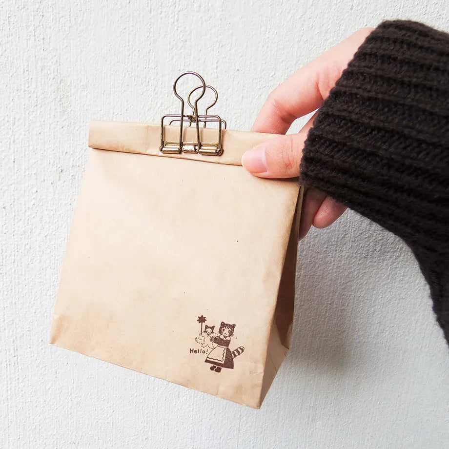 Stamp by illustrator Aiko Fukawa.
The cat holding a fluffy stuffed animal is absolutely adorable.
It adds a cute touch to the little blank space on cards or notebooks.