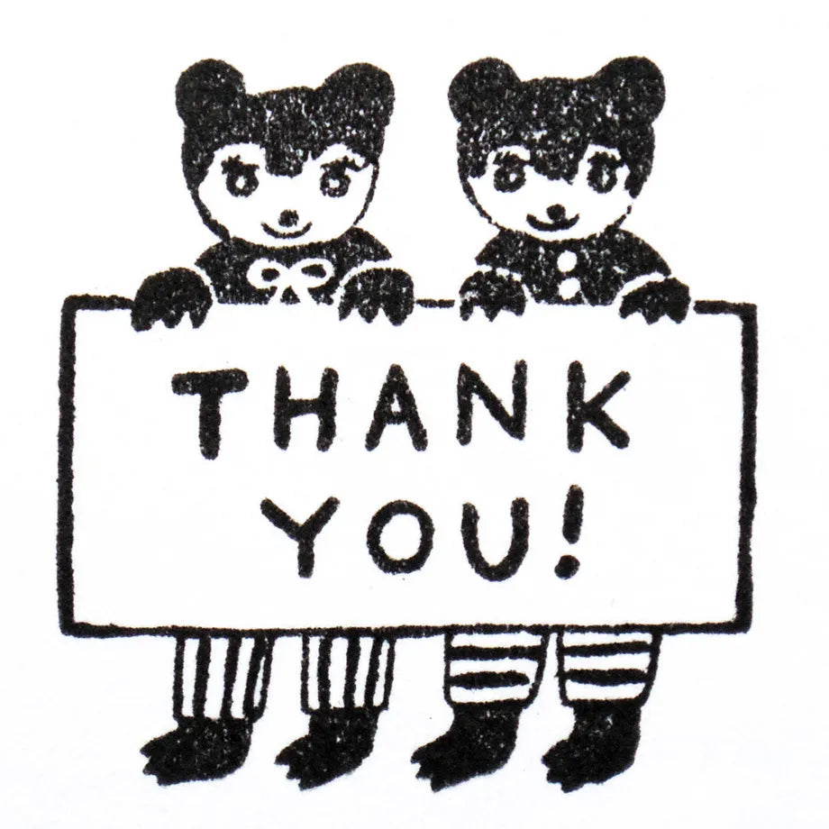 Stamp by illustrator Aiko Fukawa.
THANK YOU! A pair of cute bears holding cards and wearing a linked outfit are depicted.
Perfect for writing a thank-you message or as a card to accompany a gift.