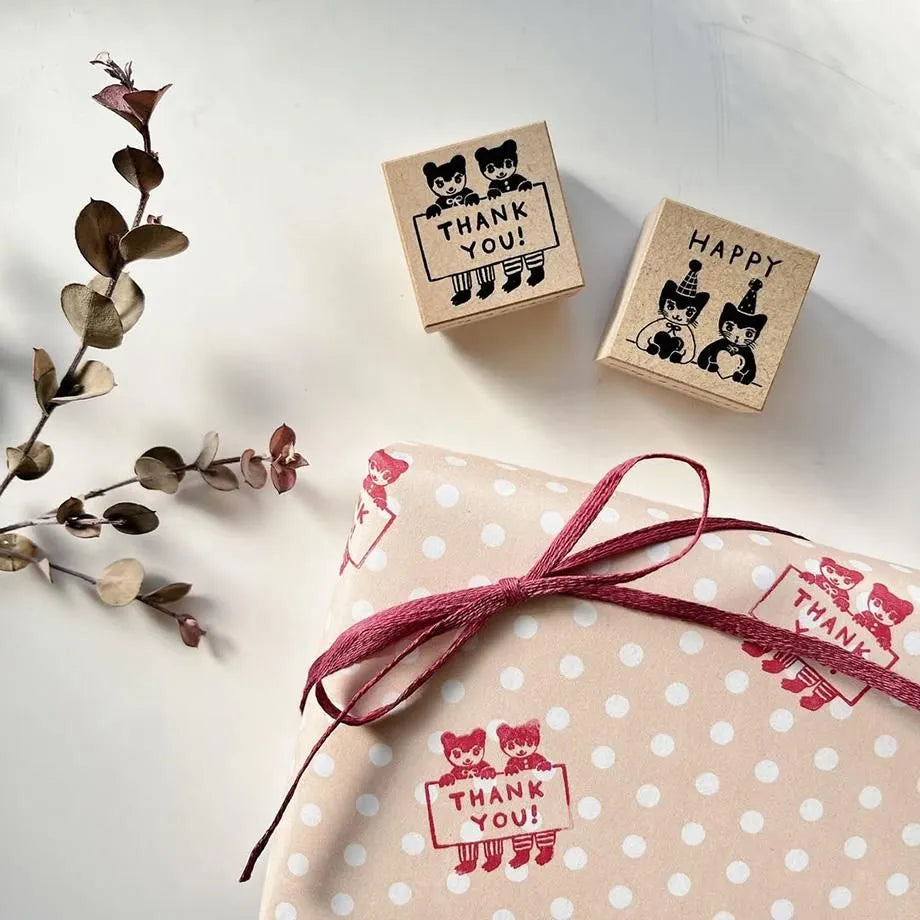 Stamp by illustrator Aiko Fukawa.
THANK YOU! A pair of cute bears holding cards and wearing a linked outfit are depicted.
Perfect for writing a thank-you message or as a card to accompany a gift.