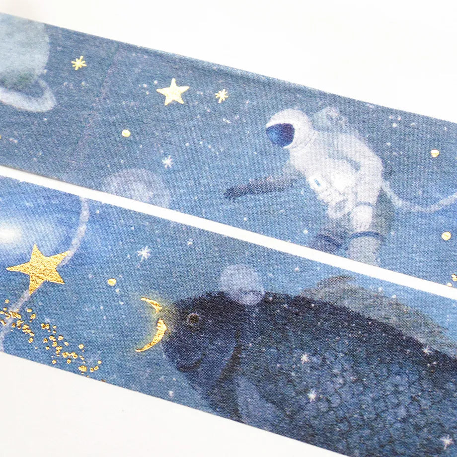 Cozyca Products - Akira Kusaka Washi Tape - Deep Blue
Masking tape by illustrator Akira Kusaka depicting astronauts and fish drifting in deep blue. With sparkling gold foil, the stars and the Milky Way are beautifully expressed.
While using it, I can't help but imagine the story behind the illustration.
20mm wide x 5m long