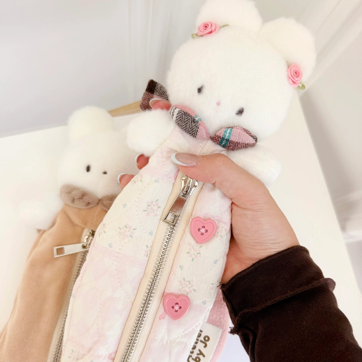 Atelier by Jo Soft Pink Pencil Pouch
Keep all your journaling essentials organized in one adorable pouch. This soft pink pencil case features charming Cotton the bunny button accessories, perfect for holding pens, pencils, markers, tape, rulers, and more. The gentle fabric and cute design make it an ideal companion for your creative projects and daily planning.