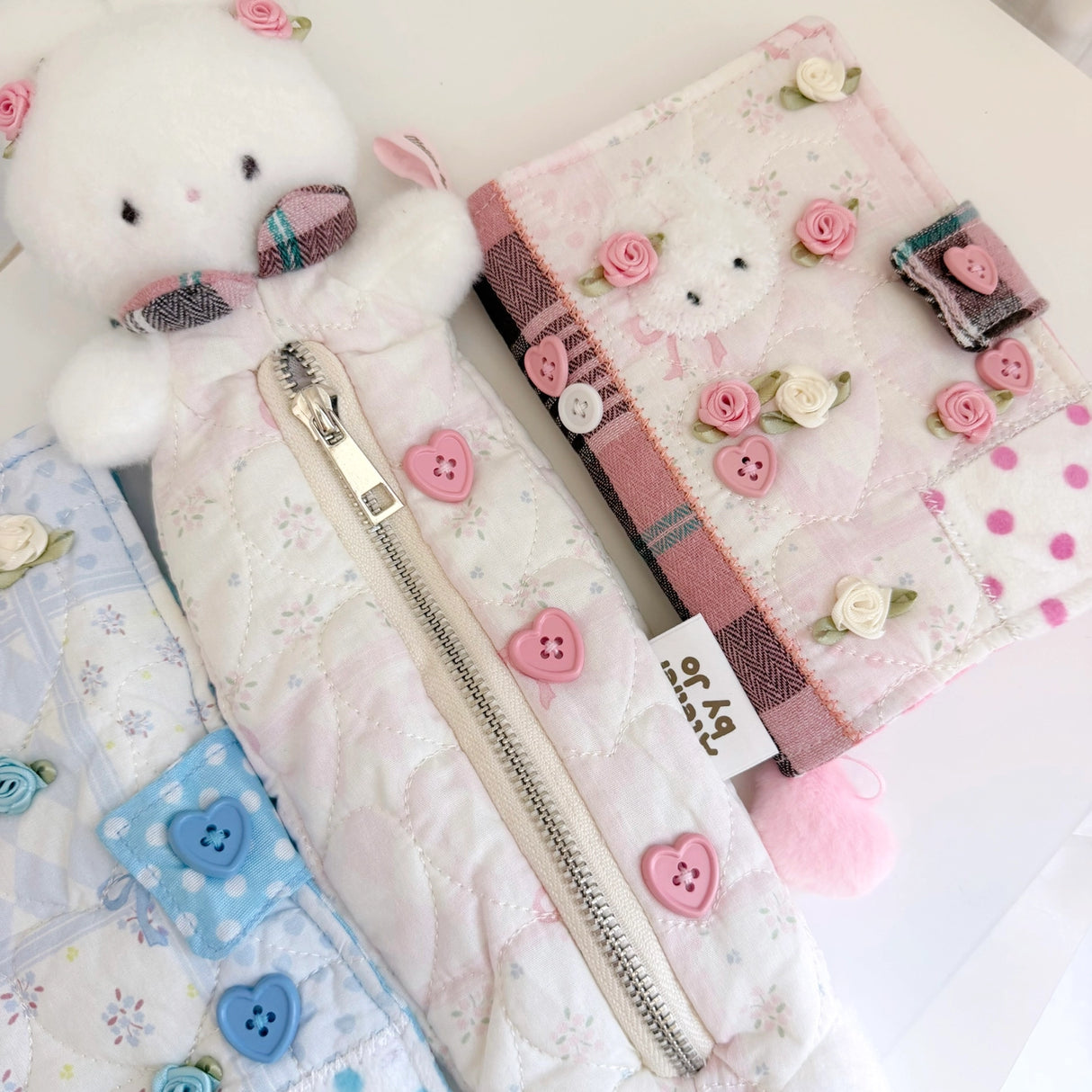 Atelier by Jo Soft Pink Pencil Pouch
Keep all your journaling essentials organized in one adorable pouch. This soft pink pencil case features charming Cotton the bunny button accessories, perfect for holding pens, pencils, markers, tape, rulers, and more. The gentle fabric and cute design make it an ideal companion for your creative projects and daily planning.