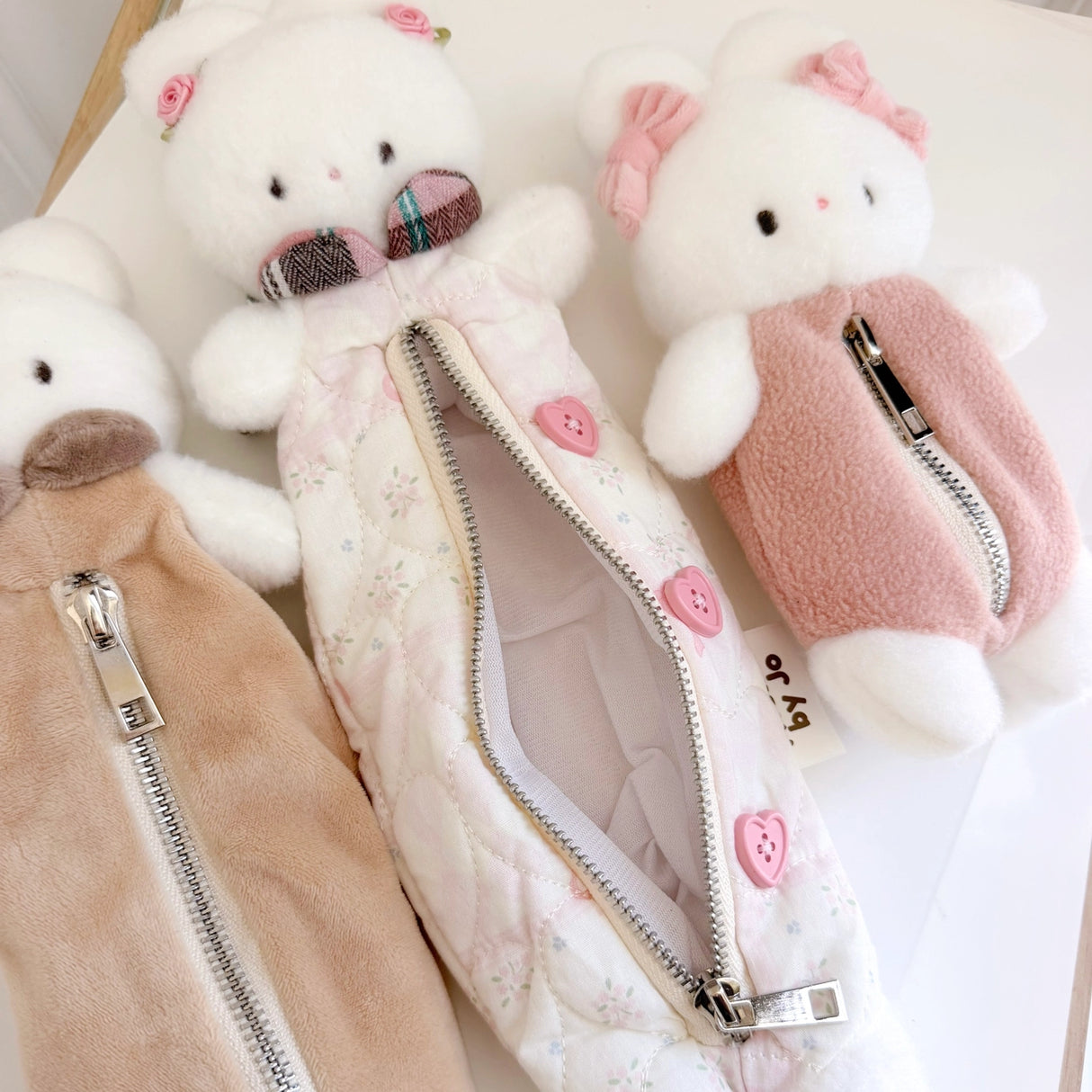 Atelier by Jo Soft Pink Pencil Pouch
Keep all your journaling essentials organized in one adorable pouch. This soft pink pencil case features charming Cotton the bunny button accessories, perfect for holding pens, pencils, markers, tape, rulers, and more. The gentle fabric and cute design make it an ideal companion for your creative projects and daily planning.