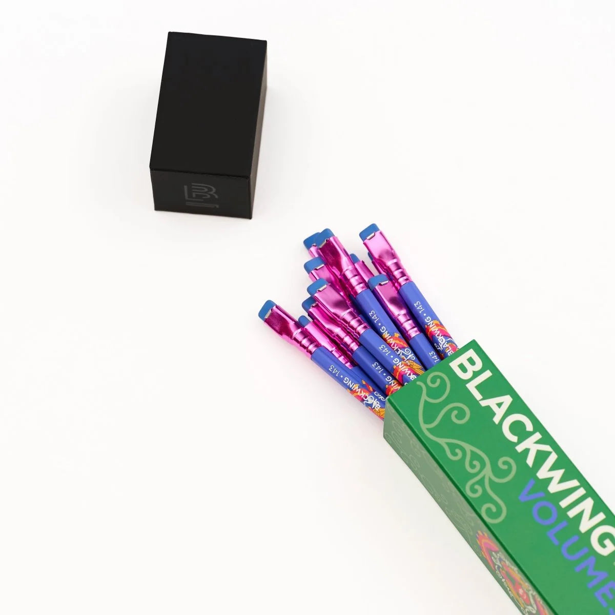Blackwing - Volume 143 Frida Kahlo Pencils - Set of 12
On September 17, 1925, a bus collided with a trolley car in Mexico City. Among the injured passengers was 18-year-old Frida Kahlo. The accident left her bedridden for months. With a mirror suspended above her bed, Frida began to paint what she could see: herself.
Looking inward became a defining theme of Frida’s work. Through her celebrated self-portraits, she explored identity, pain, and passion using bold, vibrant colors to express her inner world.