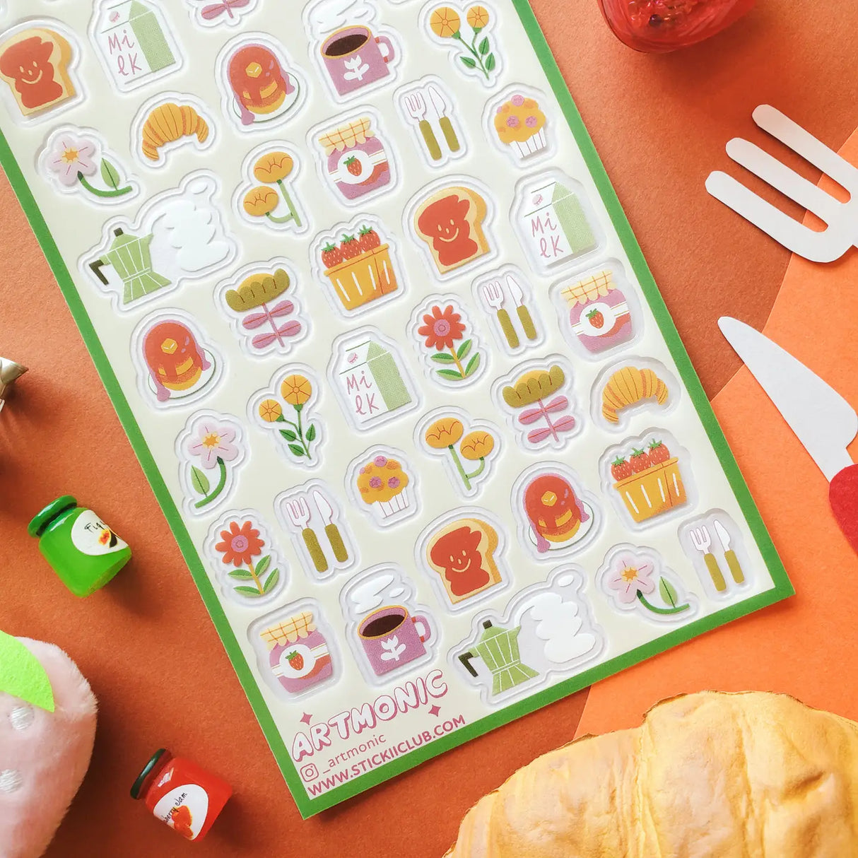 🌸🫖 Start your day with a touch of springtime magic! This lovely sheet by @_artmonic is blooming with fresh flowers, golden croissants, juicy strawberries, all just waiting to be devoured. From toast with jam to baskets overflowing with fresh berries, it’s the kind of breakfast we wish every morning looked like.
Art by: @_artmonic