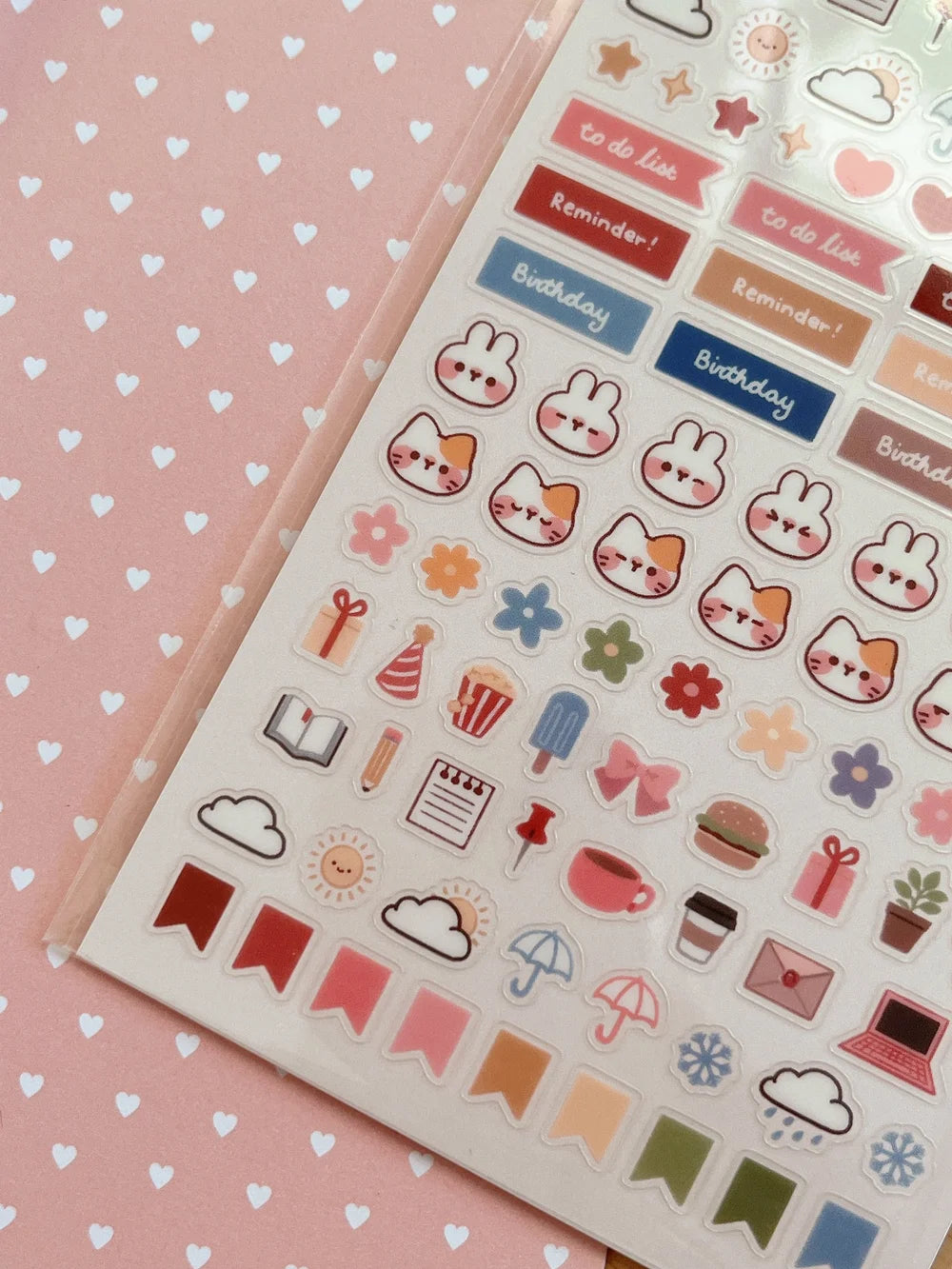 Decorate your planner / diary with these little stickers of japanese sushi !
Kiss cut sticker sheet
1 sheet
Sheet size: 9 x 18 cm
Material: Clear PET