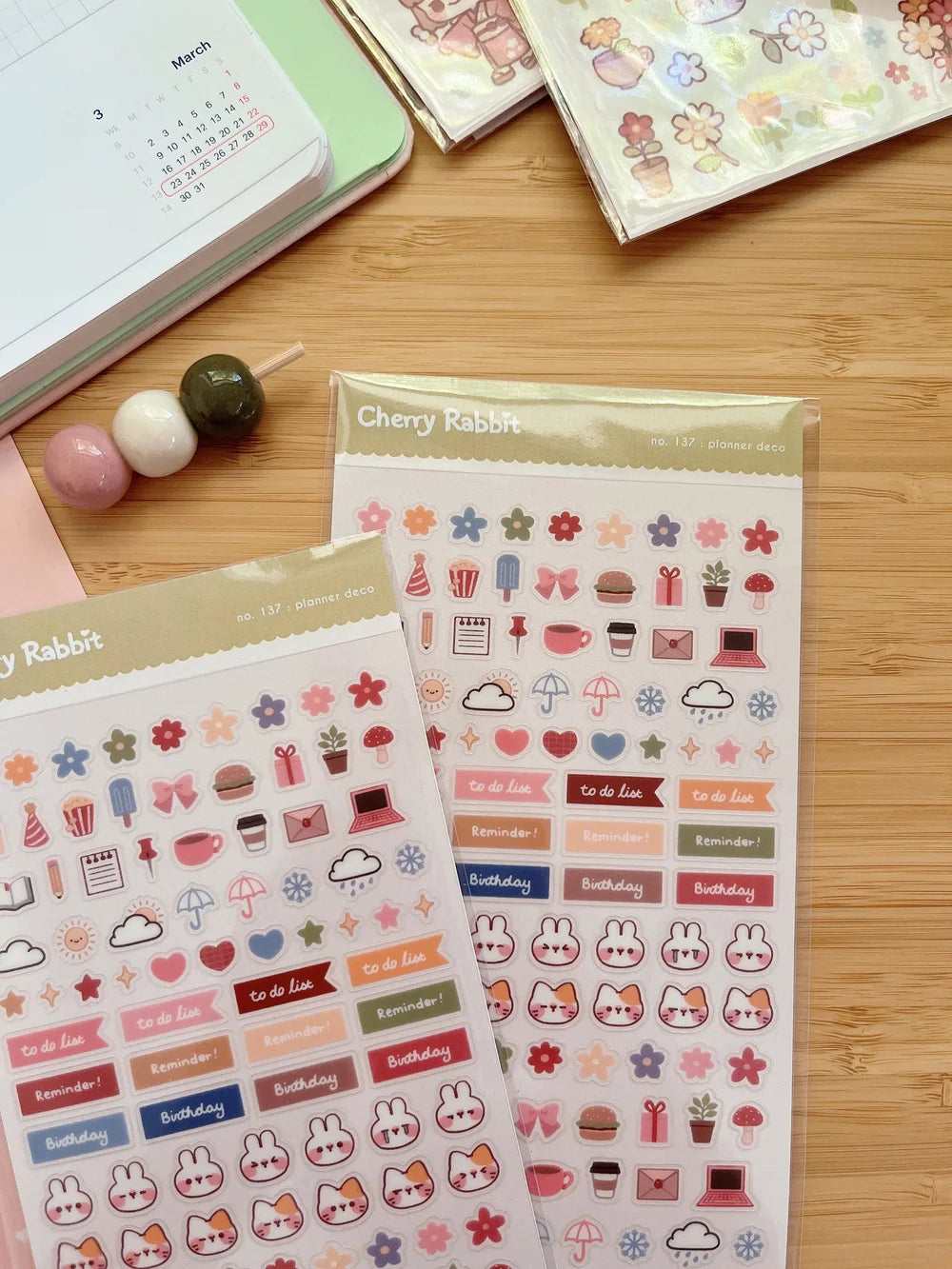 Decorate your planner / diary with these little stickers of japanese sushi !
Kiss cut sticker sheet
1 sheet
Sheet size: 9 x 18 cm
Material: Clear PET