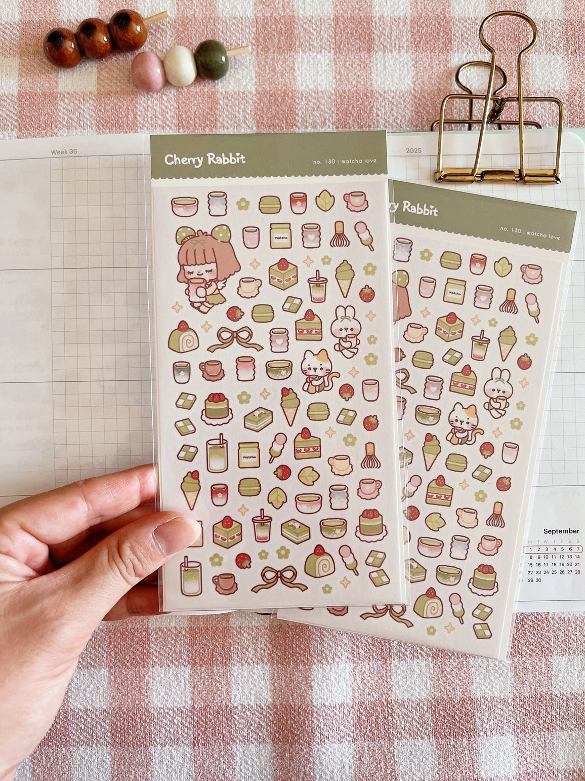 Decorate your planner / diary with these little stickers of matcha treats!
Kiss cut sticker sheet
1 sheet
Sheet size: 9 x 18 cm
Material: Washi sticker / Masking sticker