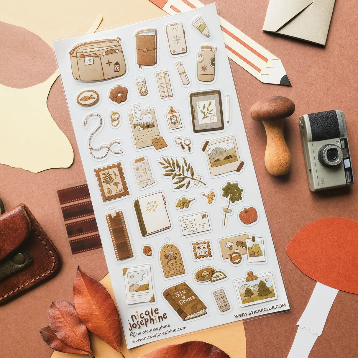 🍂📔 Little treasures for a beautifully creative day! @nicole_josephine’s charming sheet is filled with warm, nature-inspired stationery, from well-loved journals and taped-up photos to leafy keepsakes, tiny trinkets, and cozy desk essentials. This sheet feels like a quiet afternoon spent prettying a planner, documenting little moments, and tucking away memories for later.
Art by: @Nicole.josephine