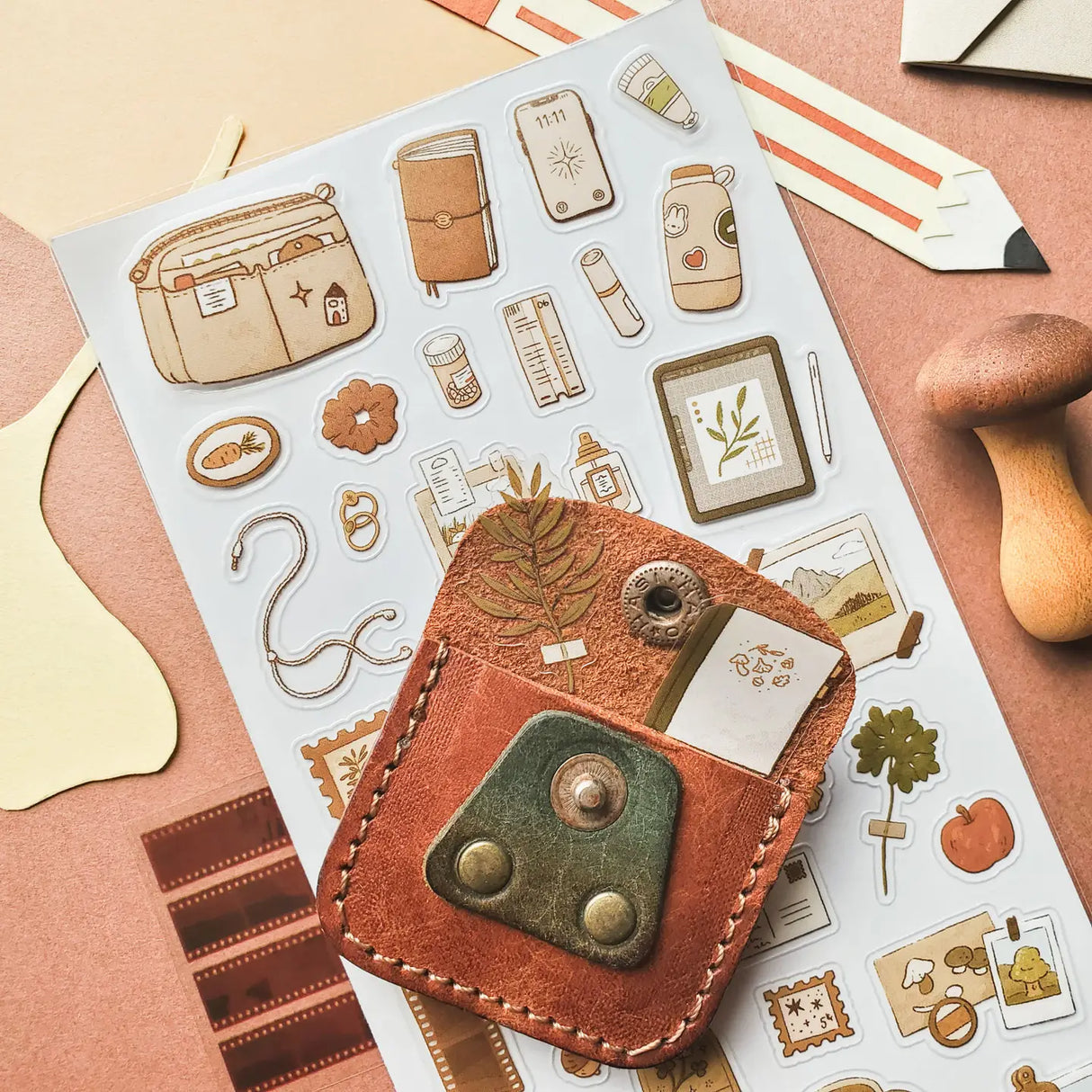🍂📔 Little treasures for a beautifully creative day! @nicole_josephine’s charming sheet is filled with warm, nature-inspired stationery, from well-loved journals and taped-up photos to leafy keepsakes, tiny trinkets, and cozy desk essentials. This sheet feels like a quiet afternoon spent prettying a planner, documenting little moments, and tucking away memories for later.
Art by: @Nicole.josephine