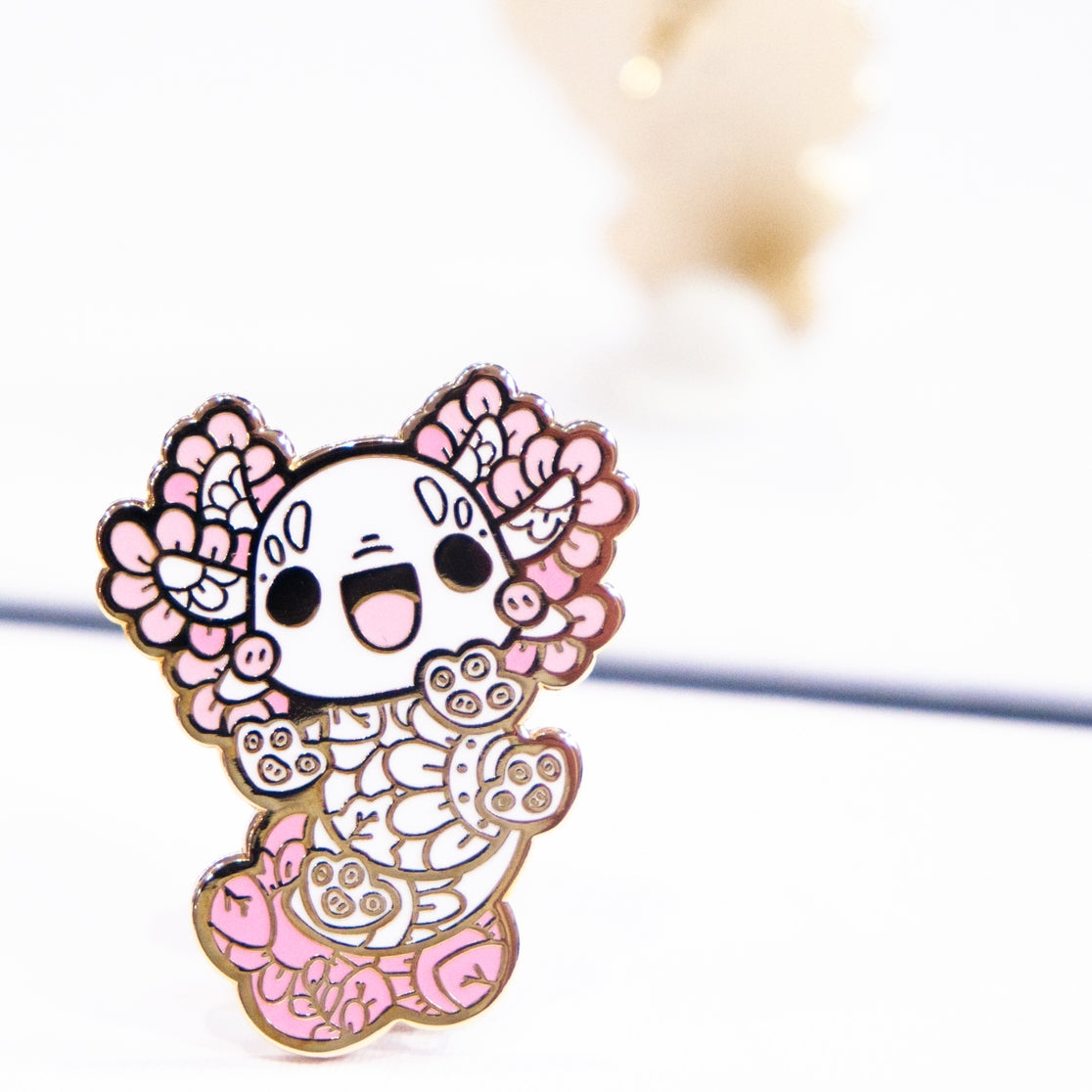 Lindo pin de esmalte de ajolote leusístico