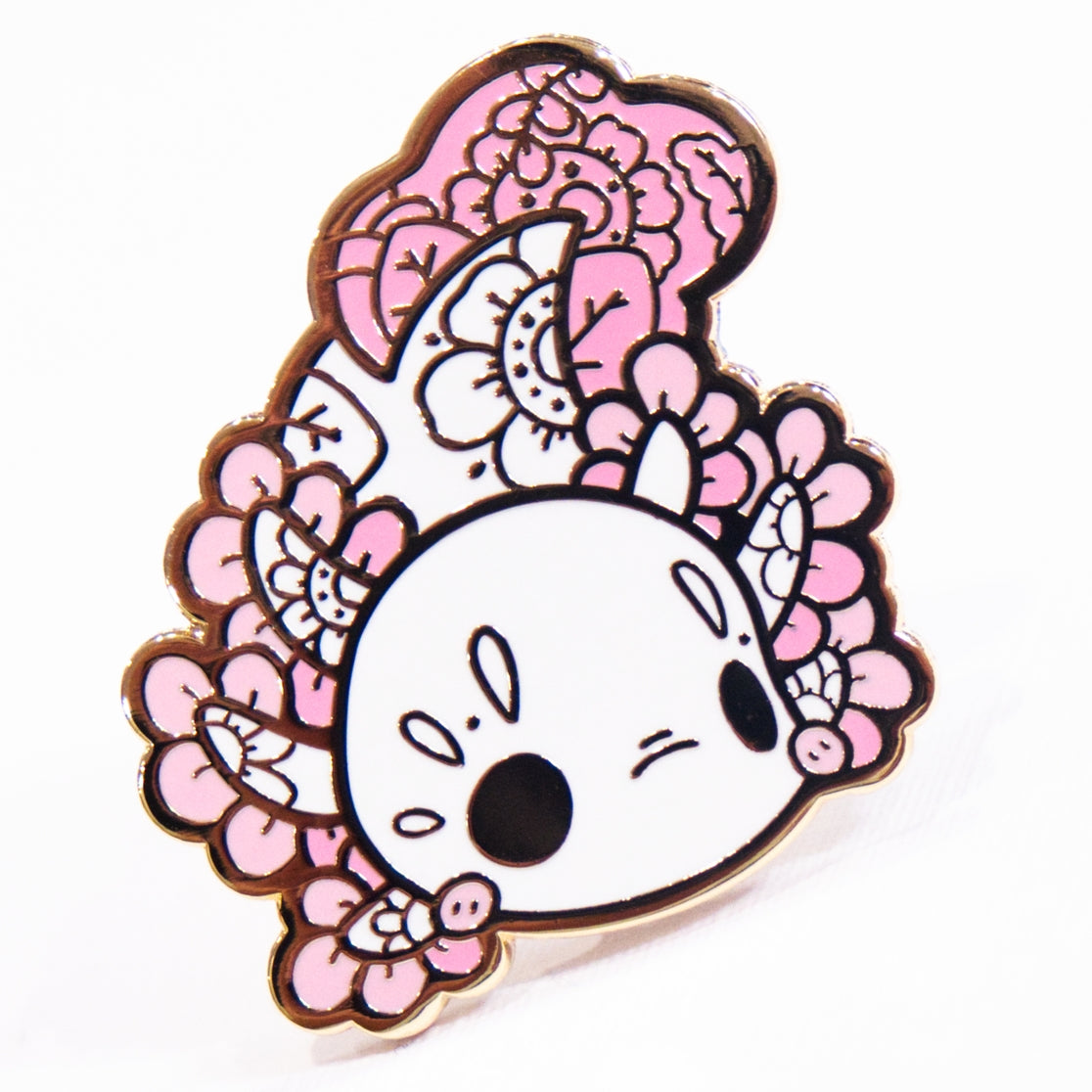 Lindo pin esmaltado de axolotl leusístico con decoración floral