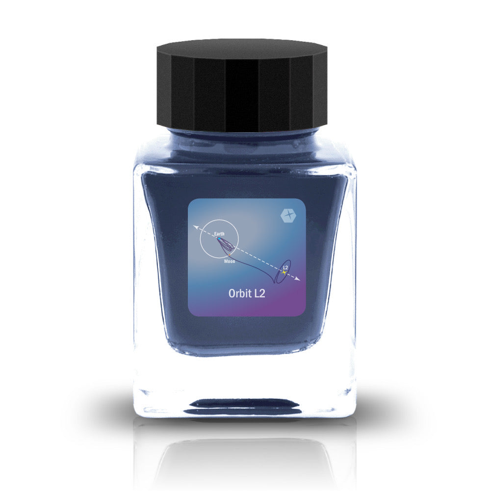 The DEEEP SPACE Collection is a series of fountain pen inks inspired by the mystery of the cosmos. Each color captures the spirit of the universe, from the deep stillness of interstellar space to the luminous shimmer of distant stars and the vivid tones of swirling nebulae. Formulated for smooth, effortless flow, these inks may also reveal subtle color-shifting effects, bringing dimension and brilliance to every stroke.
Blue with purple hues
30ml