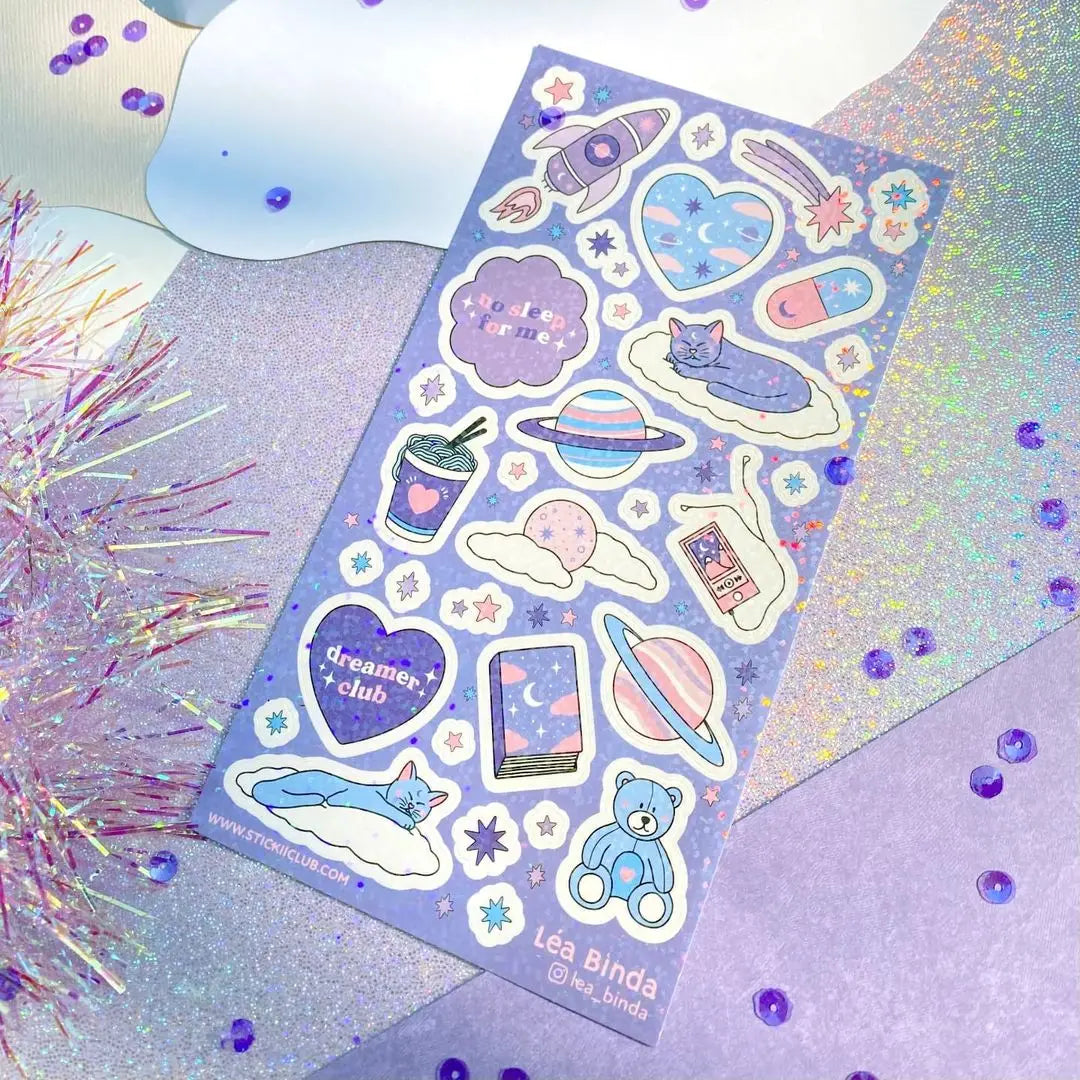 Blast off to dreamland with sleepy cats and rocket ships! 🚀☁️ Look closely and you’ll see this sheet has a little extra twinkle twinkle.✨
Art by: @lea_binda
Top Coating: Holo Rainbow
Adhesive Layer: Paper
Backing Layer: Clear PET