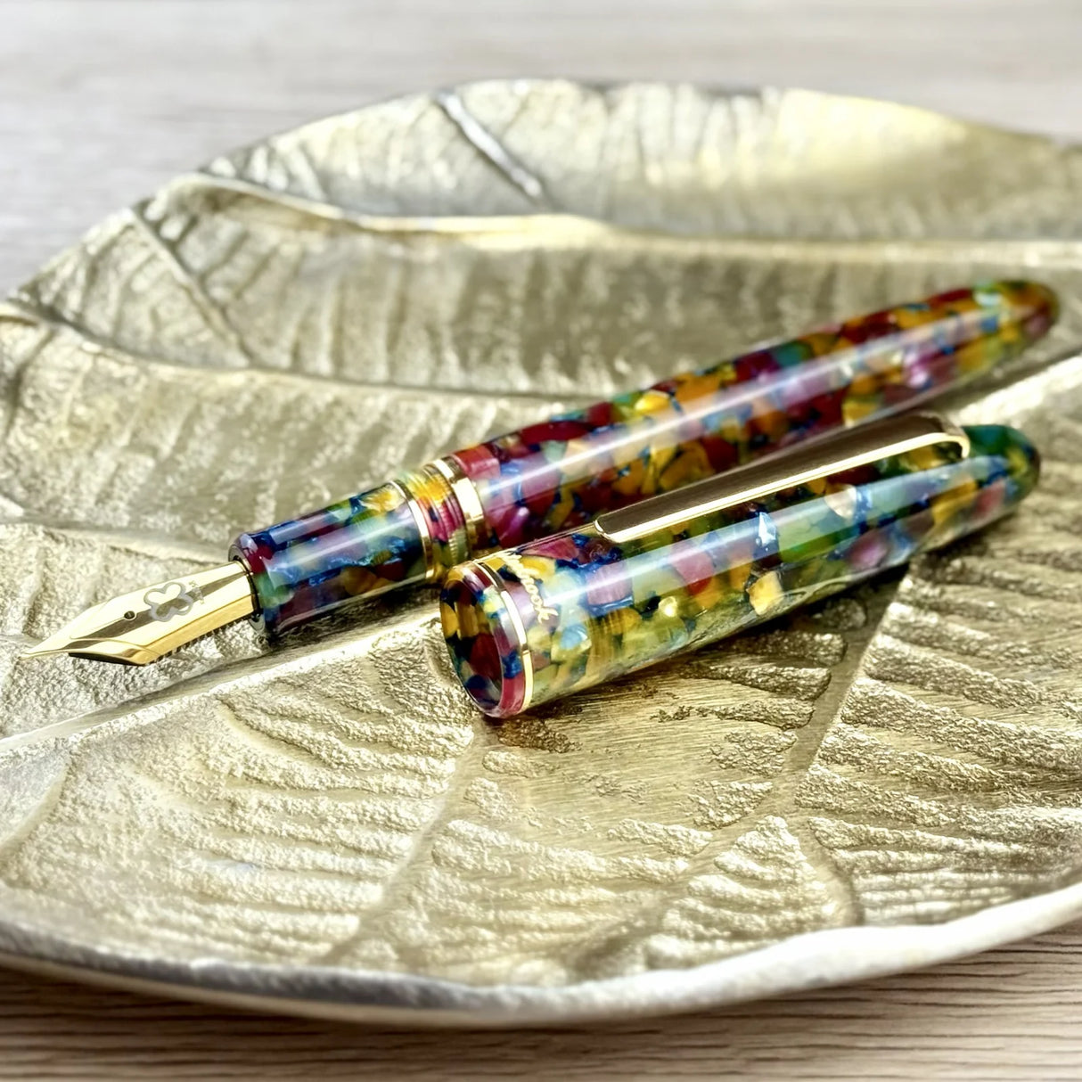 Inspired by lush gardens, the Botanical Garden Estie is a fountain pen that celebrates the beauty of nature. With intricate details and superior craftsmanship, this pen brings a touch of the outdoors to your writing, merging artistry and functionality in a way that is both elegant and practical.
The Esterbrook Estie features a German-manufactured nib by Jowo, known for its reliability and smooth performance. Each nib is carefully inspected by hand and marked with our logo and size indication for easy ident