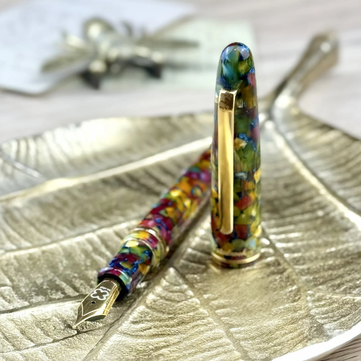 Inspired by lush gardens, the Botanical Garden Estie is a fountain pen that celebrates the beauty of nature. With intricate details and superior craftsmanship, this pen brings a touch of the outdoors to your writing, merging artistry and functionality in a way that is both elegant and practical.
The Esterbrook Estie features a German-manufactured nib by Jowo, known for its reliability and smooth performance. Each nib is carefully inspected by hand and marked with our logo and size indication for easy ident