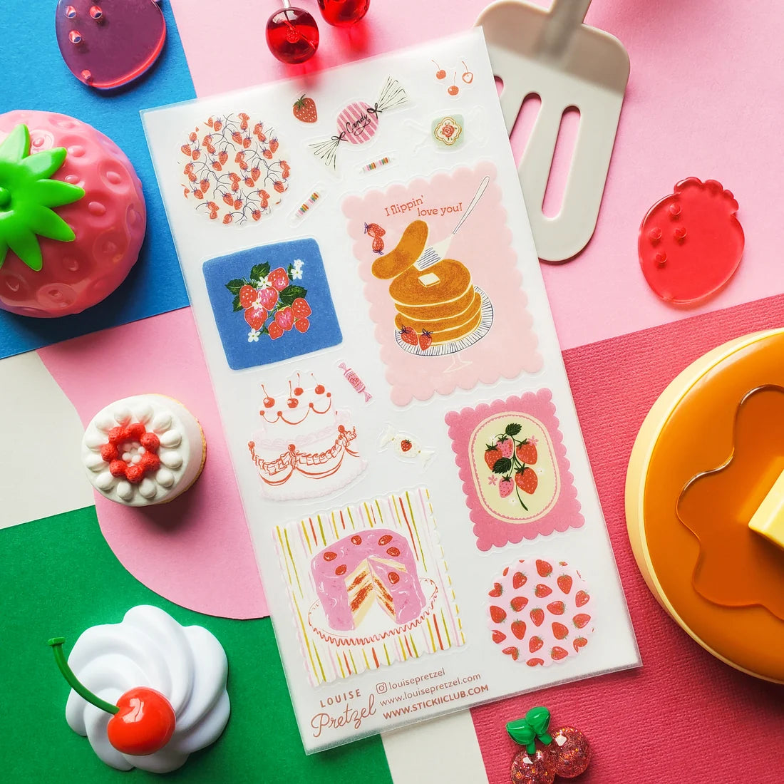 🍓🥞 Treat yourself to @louisepretzel’s strawberry-sweet dessert set! Fluffy pancakes, frosted layer cakes, and candy-wrapped delights are sprinkled with juicy berries and retro charm. Whether you’re decorating your journal or adding a dash of sweetness to your day, this collection is jam-packed with feel-good flavor. Are you ready to indulge?
Art by: @louisepretzel