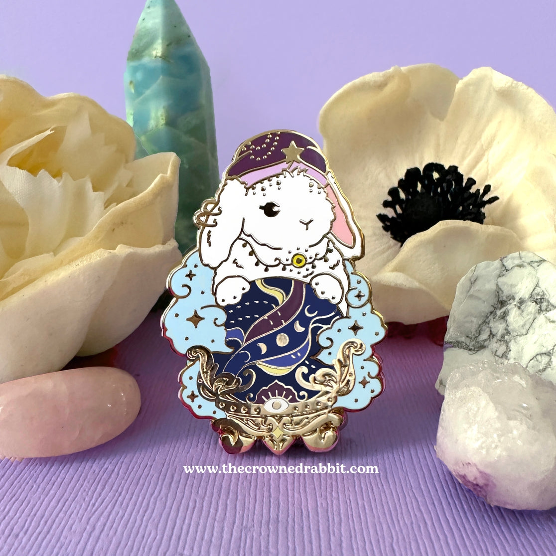Pin de esmalte de conejo adivino