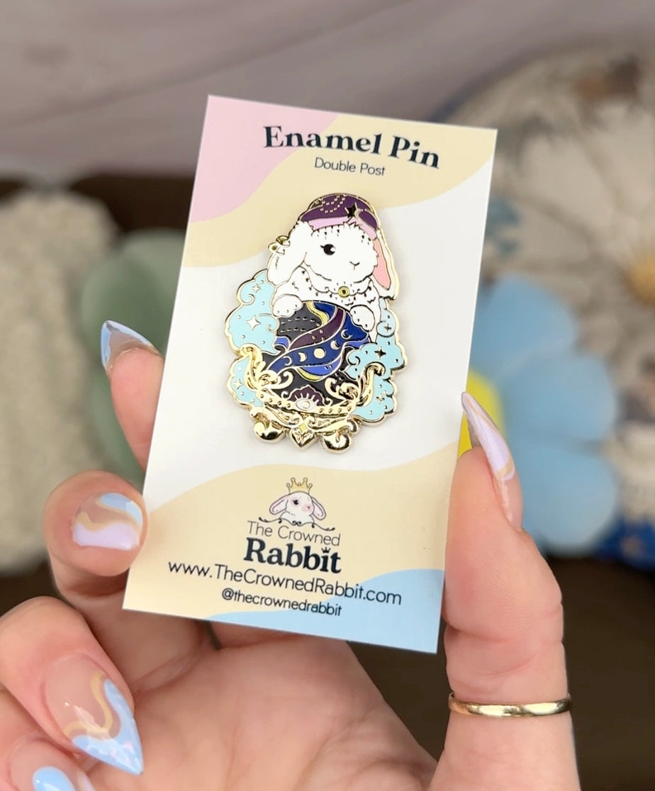Pin de esmalte de conejo adivino