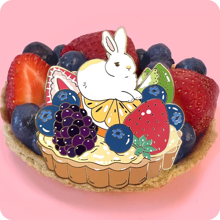 Pin de esmalte de conejo con tarta de frutas