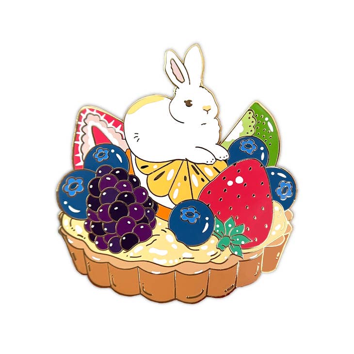 Pin de esmalte de conejo con tarta de frutas