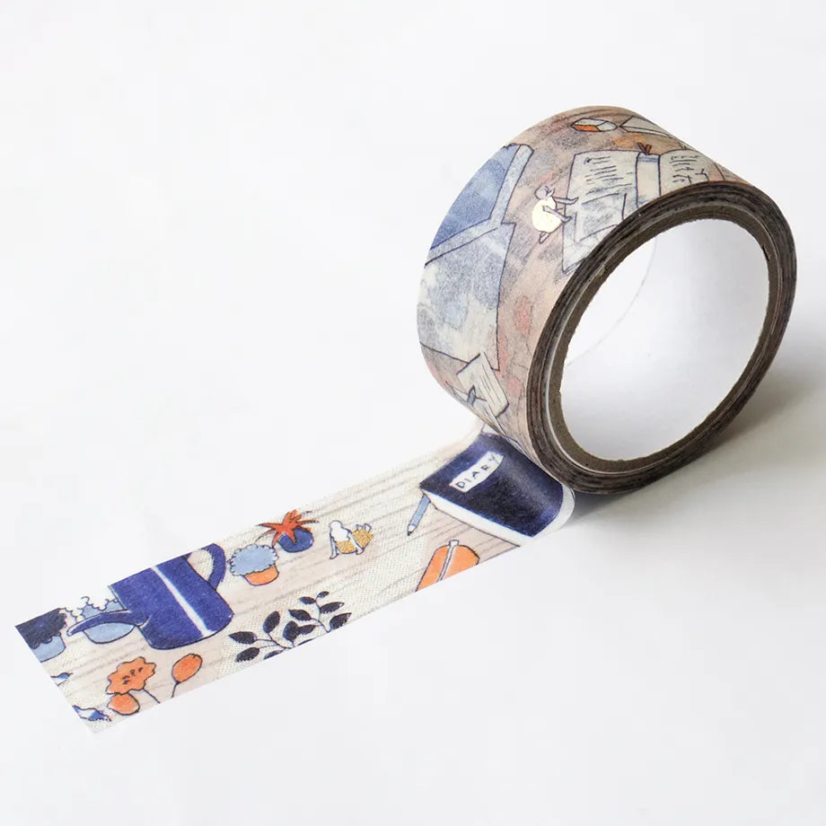 Fujimaki Sayuri Foil-Stamped Masking Tape
On the desk in the morning, the fairies read books, hung out in the sun, and seemed to be having some fun. The fine gold foil stamping beautifully expresses the light shining into the desk.
20mm wide x 5m long