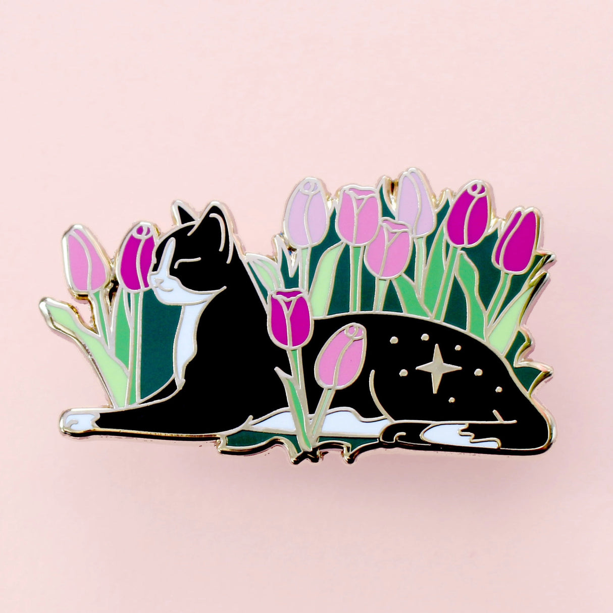 Cats love nothing better than relaxing in a flower bed – and this cute cat is no exception! This awesome pin features a black and white tuxedo cat lying down in some pink tulips.
Measurements: 42mm