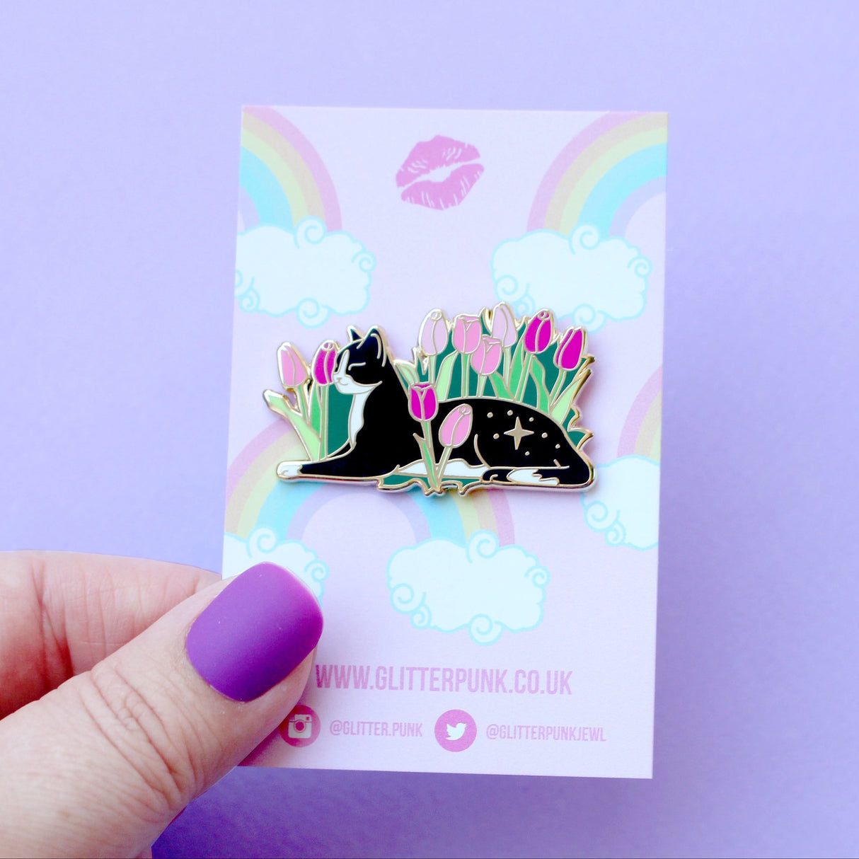 Cats love nothing better than relaxing in a flower bed – and this cute cat is no exception! This awesome pin features a black and white tuxedo cat lying down in some pink tulips.
Measurements: 42mm