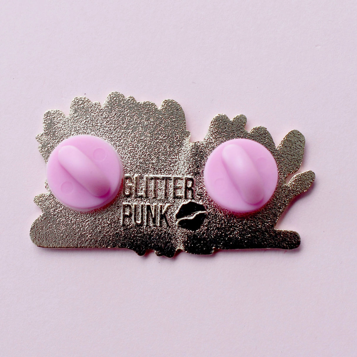 Cats love nothing better than relaxing in a flower bed – and this cute cat is no exception! This awesome pin features a black and white tuxedo cat lying down in some pink tulips.
Measurements: 42mm