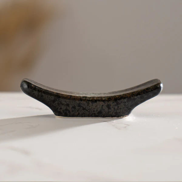 These cute ceramic rests are a perfect stationery addition to your desk! Use them for pens, paint brushes, or take them to your kitchen as a chopstick rest!
Size: 2.5"L x 0.75"H
Material: Porcelain