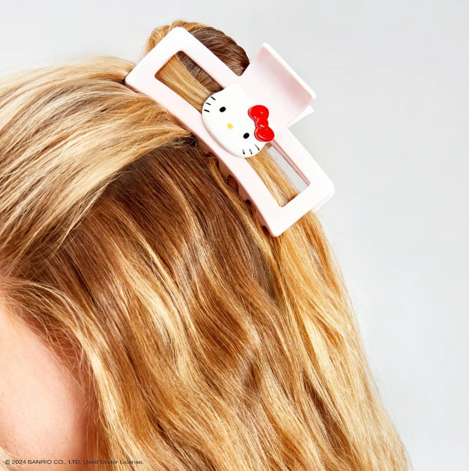 A playfully pink clip featuring Hello Kitty and her iconic red bow, perfect for adding her signature sweetness to your hairstyle.
Great for half-up styles, buns, and everyday updos. Lightweight, durable, and easy to wear!