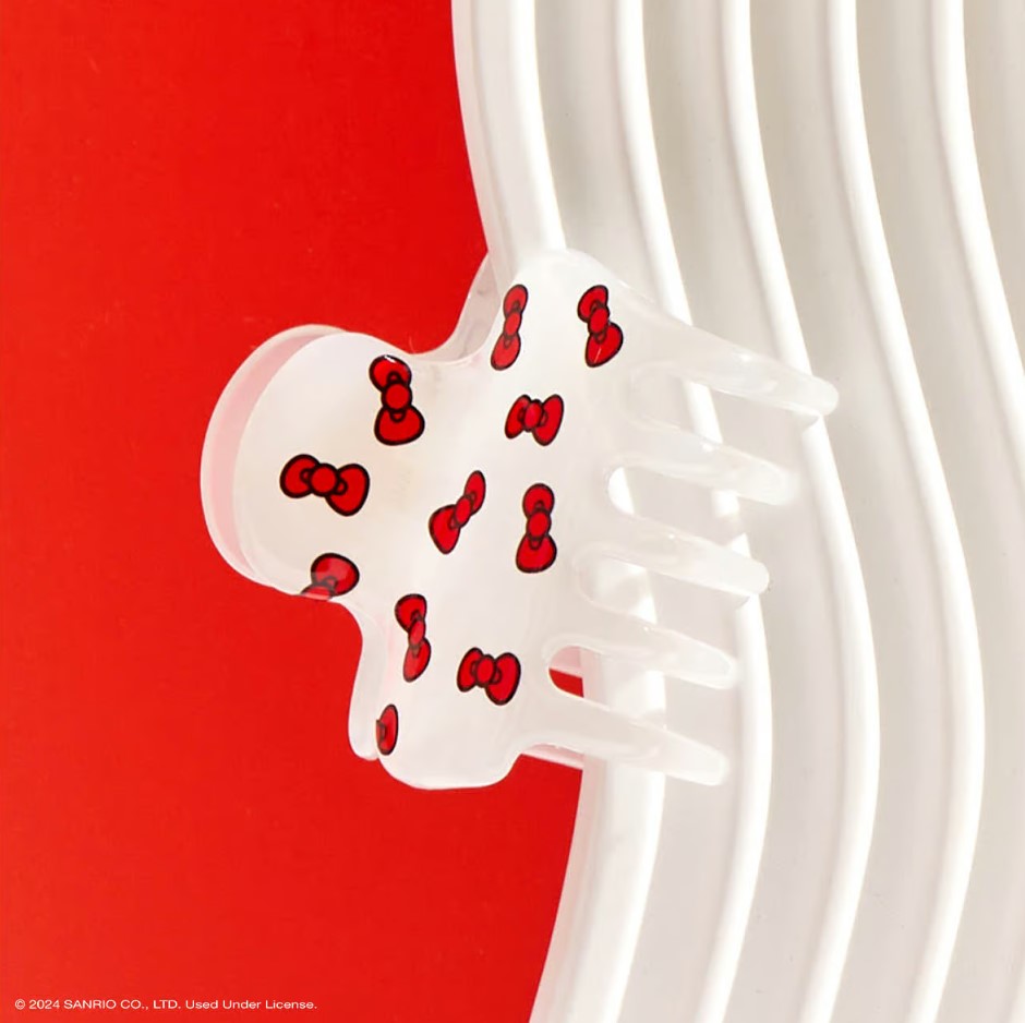 Add a touch of Hello Kitty playfulness to your hairstyle with this claw clip, featuring her signature red bows
Great for half-up styles, buns, and everyday updos. Lightweight, durable, and easy to wear!