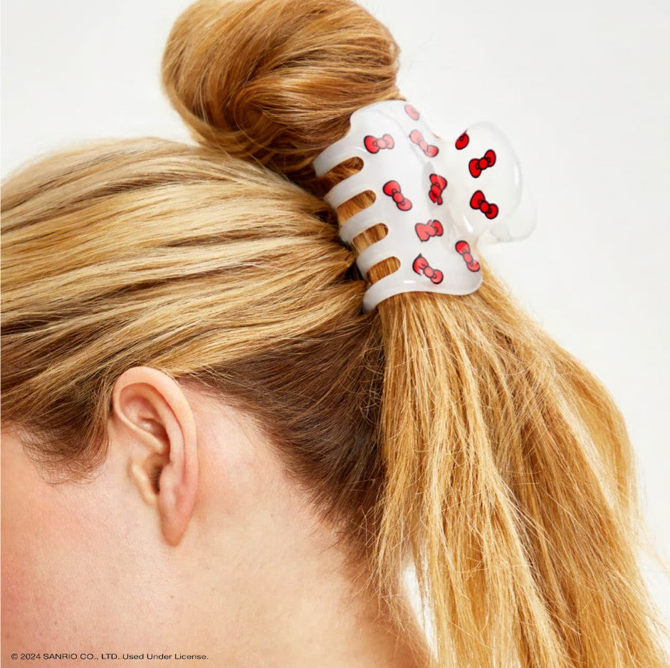 Add a touch of Hello Kitty playfulness to your hairstyle with this claw clip, featuring her signature red bows
Great for half-up styles, buns, and everyday updos. Lightweight, durable, and easy to wear!