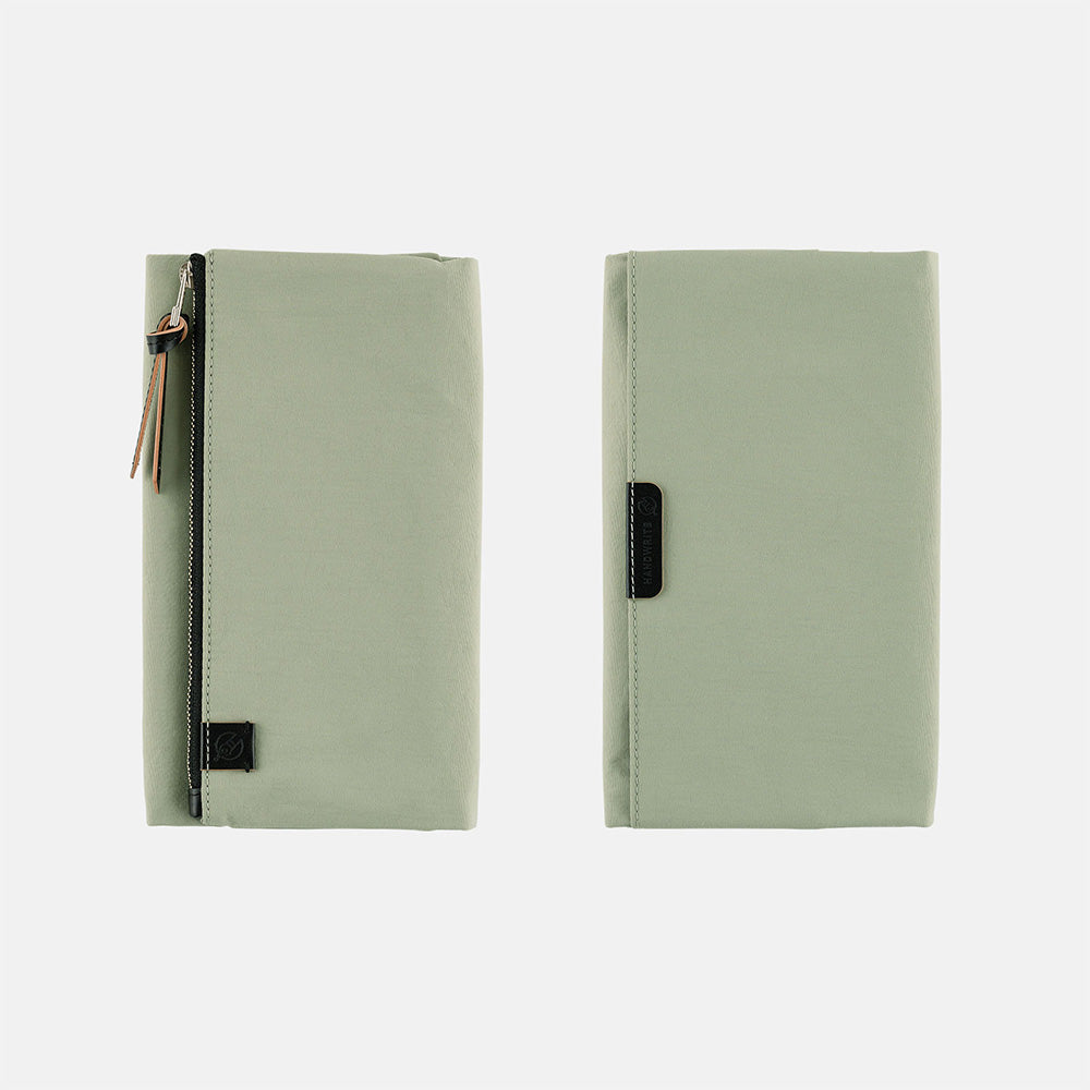 We created a cover to carry stationery and other useful items along with your Techo. Its name is “Tragen,” which means “to carry” in German.