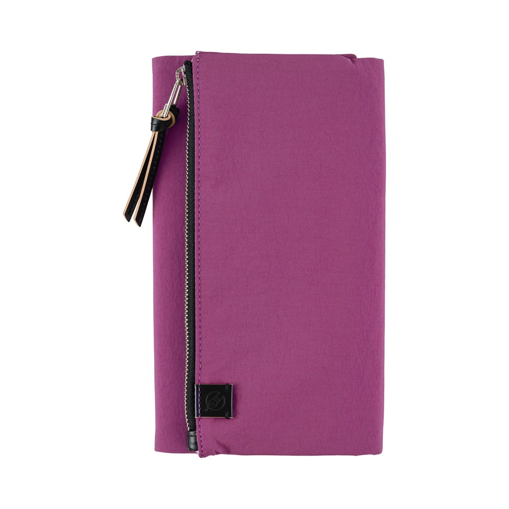 This cover is designed to carry your techo along with important tools like pens and stationery. The name “tragen” comes from the German word meaning “to carry.”