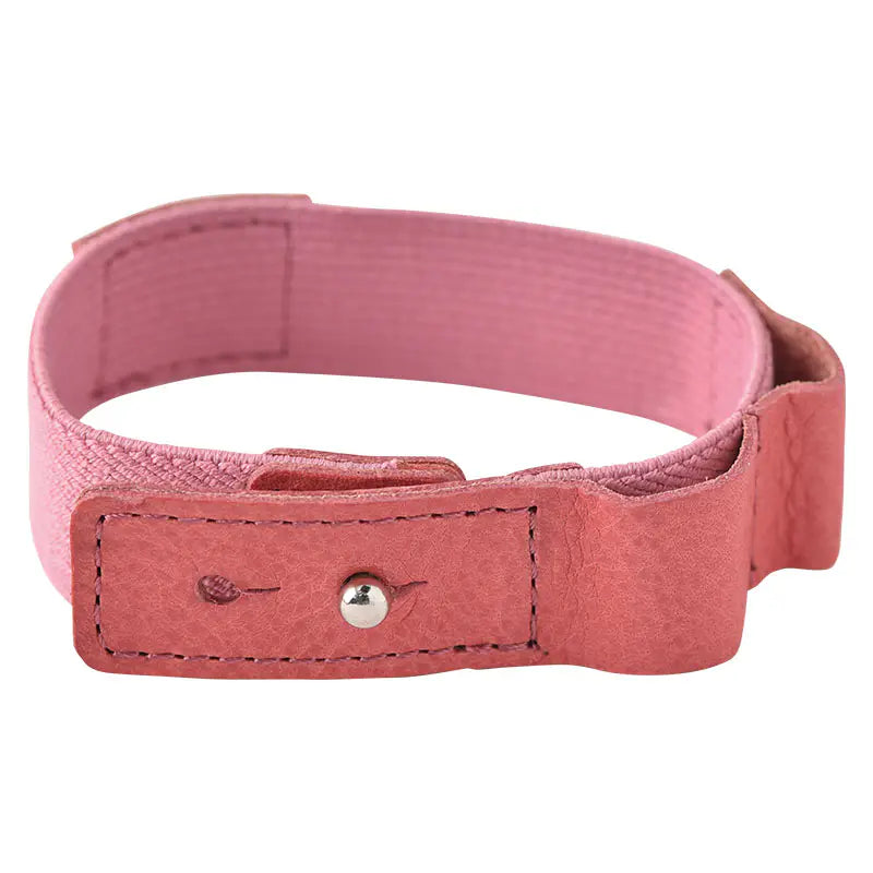 Handy for keeping your book shut in your bag, this bookband is made with an elastic band adorned with the Hobonichi “Hobo” logo. There are two different holes to fit the clasp so you can still use it if your book becomes thicker.
Included in the bookband are slots to store two pens, and the bands come in six colors. (Classic uses natural leather and will grow darker over continued use.)