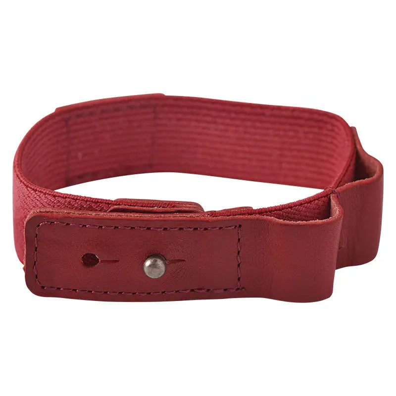 Handy for keeping your book shut in your bag, this bookband is made with an elastic band adorned with the Hobonichi “Hobo” logo. There are two different holes to fit the clasp so you can still use it if your book becomes thicker.
Included in the bookband are slots to store two pens, and the bands come in six colors. (Classic uses natural leather and will grow darker over continued use.)