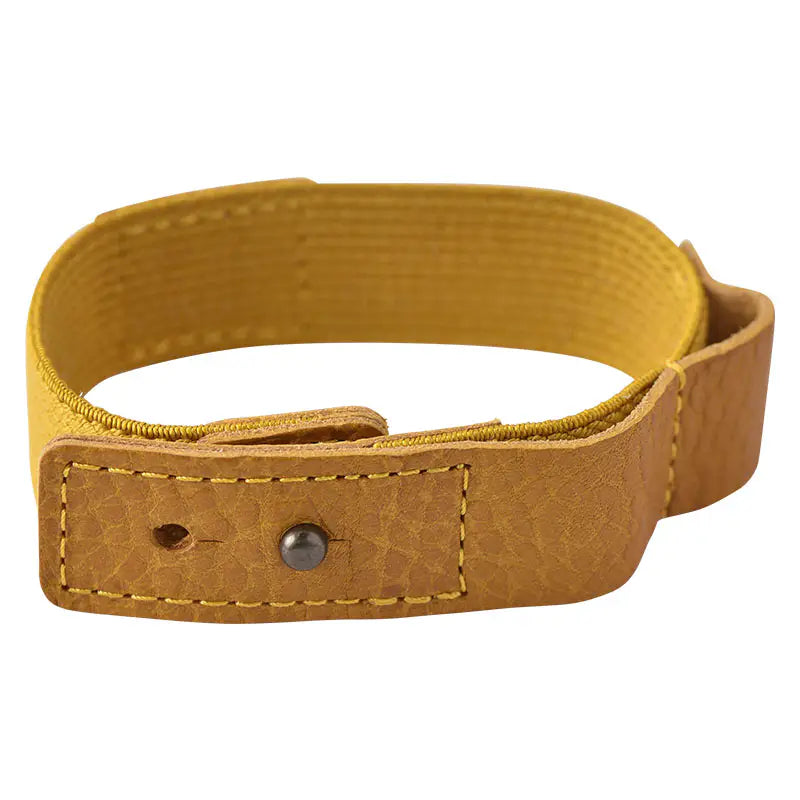 Handy for keeping your book shut in your bag, this bookband is made with an elastic band adorned with the Hobonichi “Hobo” logo. There are two different holes to fit the clasp so you can still use it if your book becomes thicker.
Included in the bookband are slots to store two pens, and the bands come in six colors. (Classic uses natural leather and will grow darker over continued use.)
